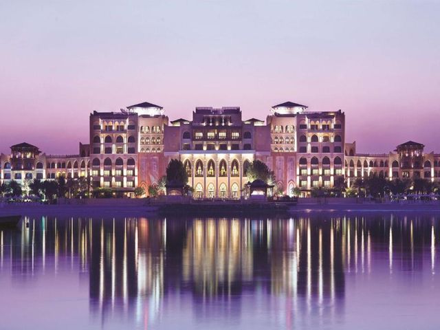 Shangri-La Qaryat Al Beri, Abu Dhabi — 1.7 km away from Sheikh Zayed Grand Mosque