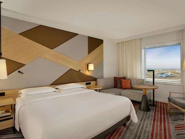 Sheraton Amsterdam Airport Hotel and Conference Center — 200 m from the airport