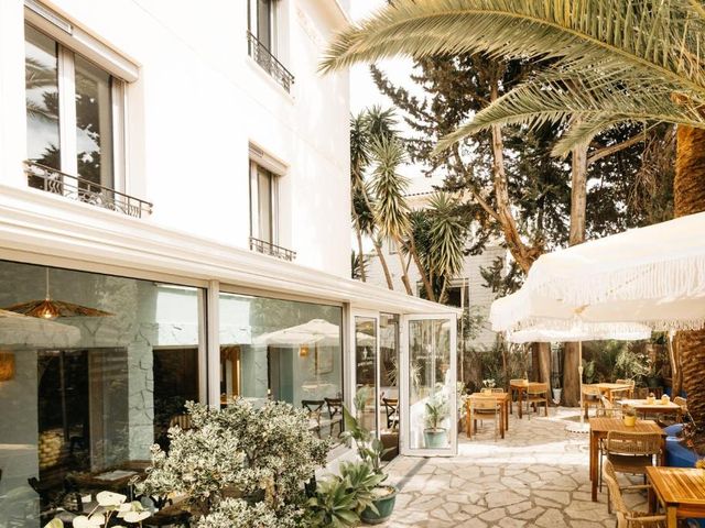 Hôtel Le Petit Castel — 1.6 km away from Cap d'Antibes