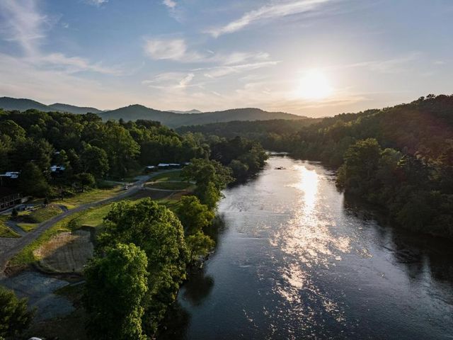 Asheville River Cabins, WorldHotels Backdrop — 6.7 km from the airport