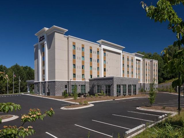 Hampton Inn & Suites-Asheville Biltmore Village, NC — 1.1 km away from Biltmore Estate