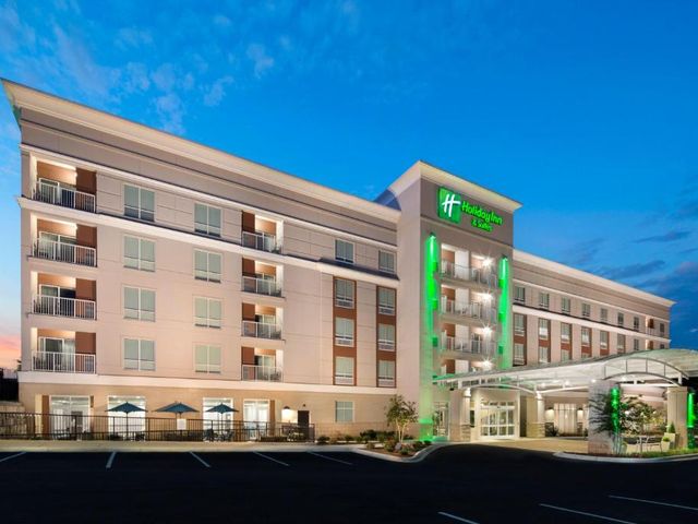 Holiday Inn & Suites Arden — 1.2 km from the airport