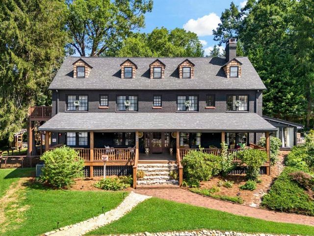 Peri Social House — 17.5 km away from Blue Ridge Parkway