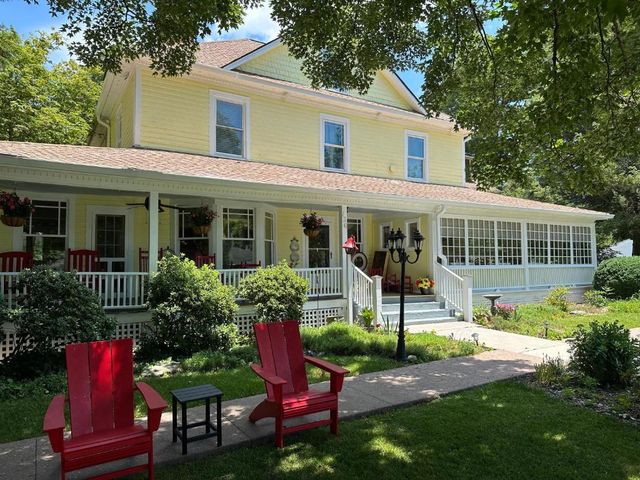 Red Rocker Inn — 17.1 km away from Blue Ridge Parkway