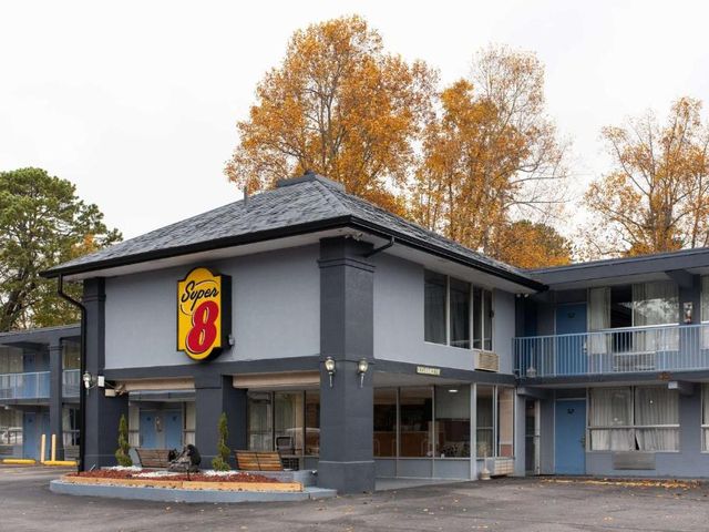 Super 8 by Wyndham Black Mountain Asheville East — 16.6 km away from Blue Ridge Parkway