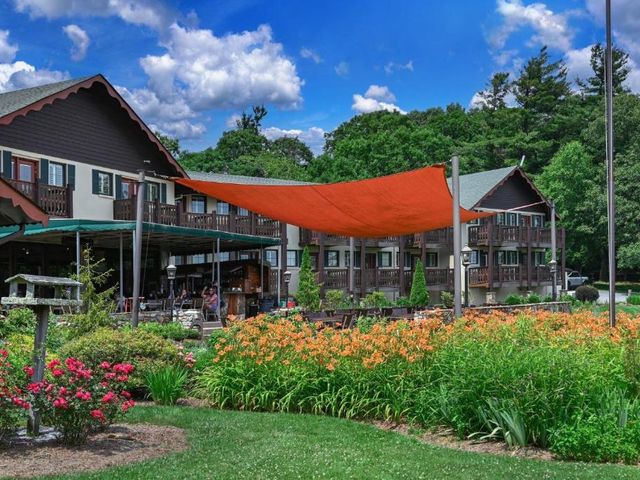 Switzerland Inn — 18.3 km away from Blue Ridge Parkway