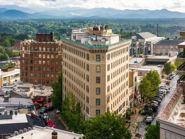 The Flat Iron Hotel, a Member of Design Hotels — 2.6 km away from UNC Asheville