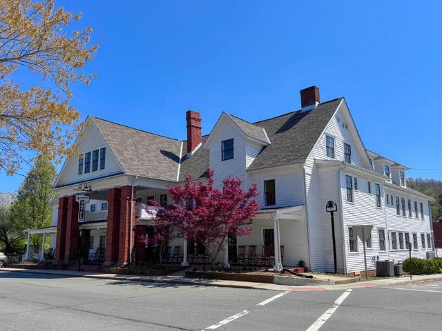 The NuWray Hotel & Carriage House — 17.2 km away from Blue Ridge Parkway