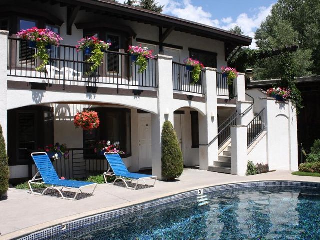 St Moritz Lodge and Condominiums — 1.9 km away from Aspen Music Festival and School