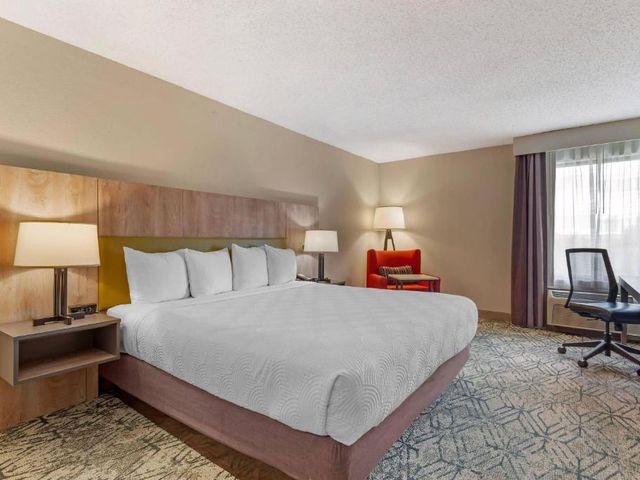 Country Inn & Suites by Radisson, Atlanta Galleria-Ballpark, GA — 1.1 km away from Truist Park