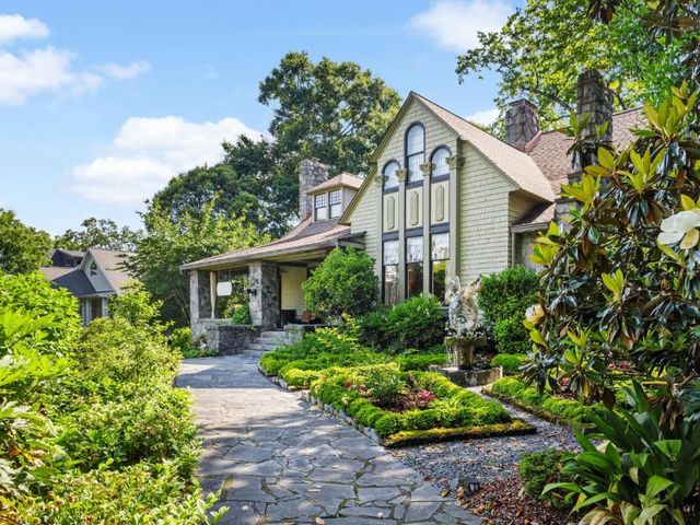 Stonehurst Place Bed & Breakfast — 3.7 km away from Emory University