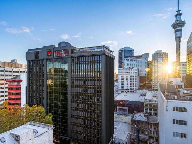 Radisson RED Auckland — 1.2 km away from Auckland City Hospital