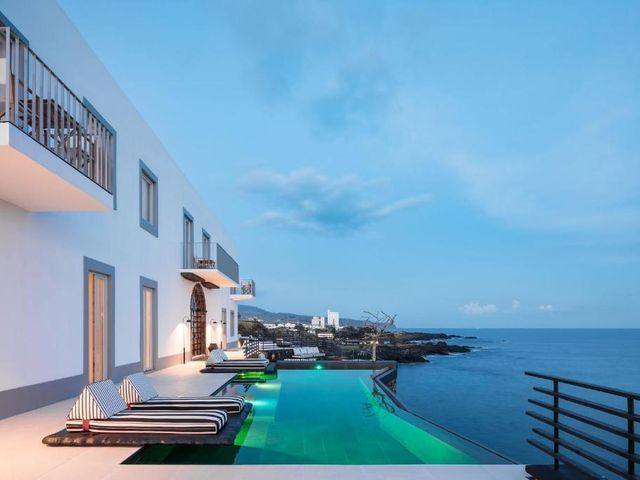 White Exclusive Suites & Villas — 5 km away from Lagoa do Fogo Azores