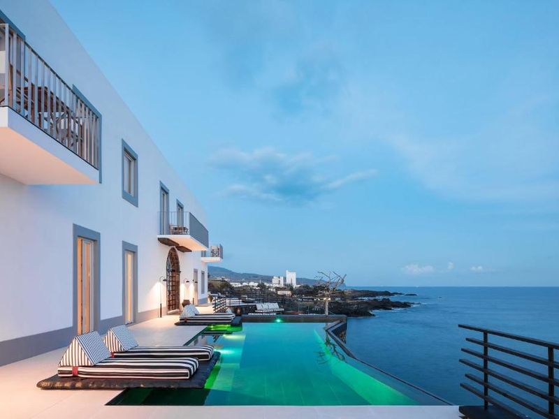 White Exclusive Suites & Villas — Lagoa