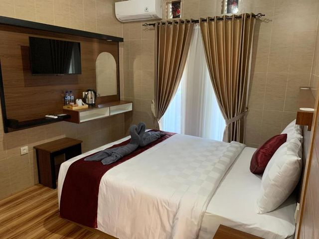 Tirtasuci House — 700 m from the airport