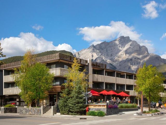 Banff Aspen Lodge — 3.8 km away from Banff Gondola