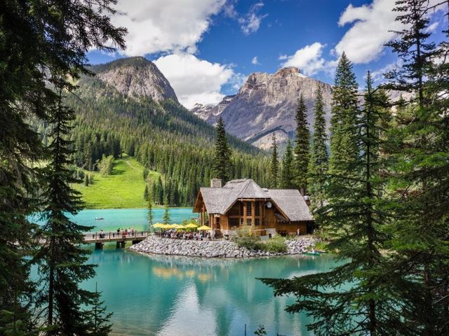Emerald Lake Lodge — 25.1 km away from Icefields Parkway Banff