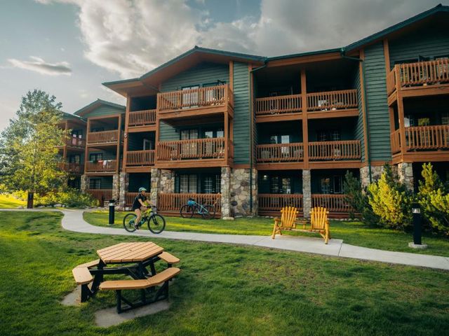Lake Louise Inn — 500 m away from Icefields Parkway Banff