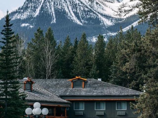 Mountaineer Lodge — 100 m away from Icefields Parkway Banff