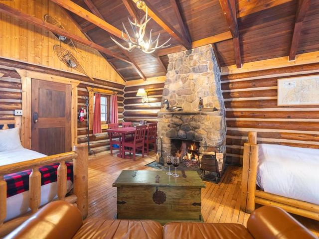 Storm Mountain Lodge & Cabins — 22.8 km away from Icefields Parkway Banff