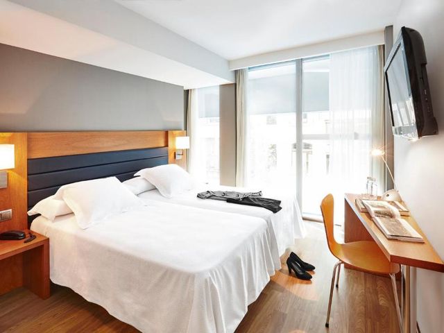 Barcelona Century Hotel — 400 m away from Hospital Clinic de Barcelona
