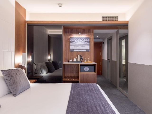 Best Western Premier Hotel Dante — 500 m away from Hospital Clinic de Barcelona