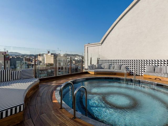 Room Mate Anna, Barcelona — 100 m away from Casa Batllo