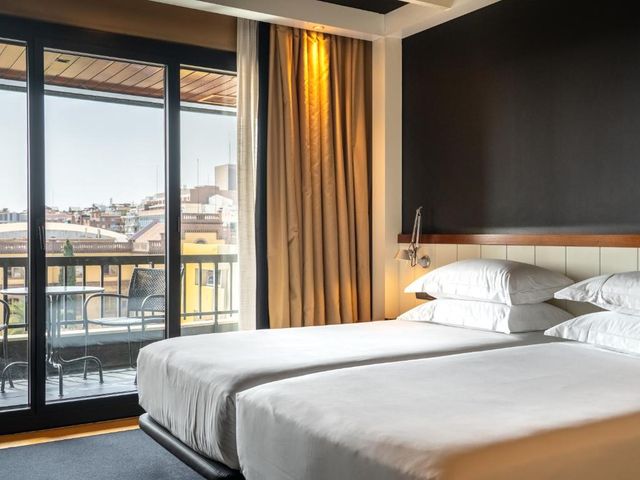 U232 Hotel — 200 m away from Hospital Clinic de Barcelona