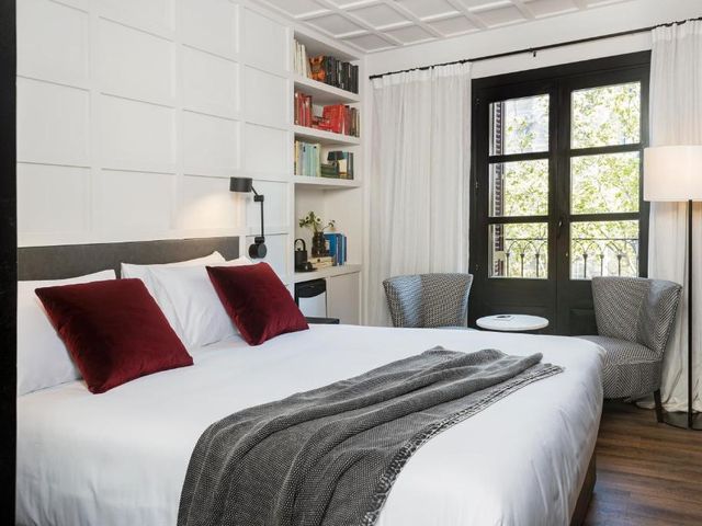 Yurbban Ramblas Boutique Hotel — 150 m away from La Rambla