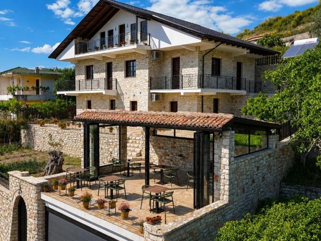 Moin Moin Boutique Hotel — 400 m away from Onufri Museum Berat