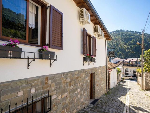 Te Porta — 100 m away from Mangalem Quarter Berat