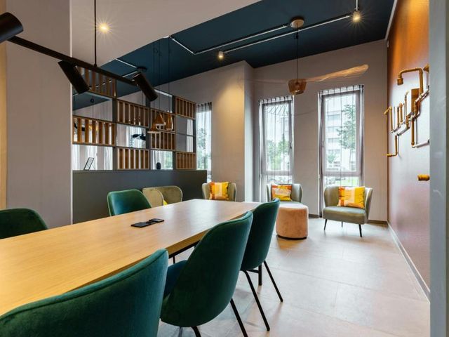 Holiday Inn - the niu — 3 km from the airport