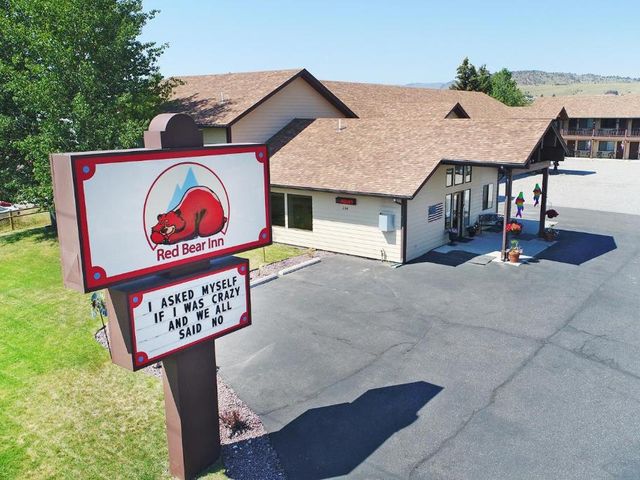 Red Bear Inn — 24 km away from Lone Mountain Big Sky