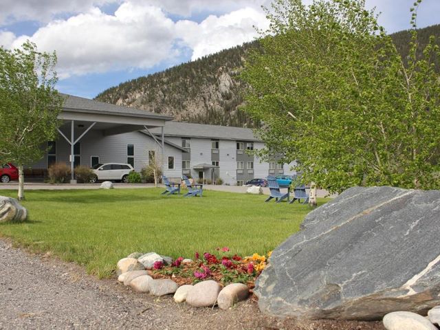 Whitewater Inn — 15.1 km away from Lone Mountain Big Sky