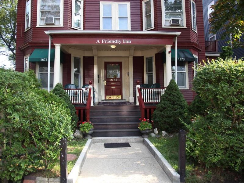 A Friendly Inn at Harvard, Boston