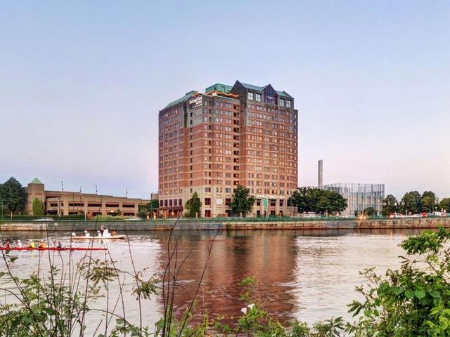 DoubleTree Suites by Hilton Hotel Boston - Cambridge — 1.4 km away from Harvard University