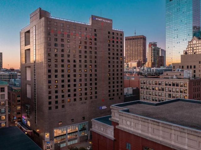 Hyatt Regency Boston — 300 m away from Freedom Trail