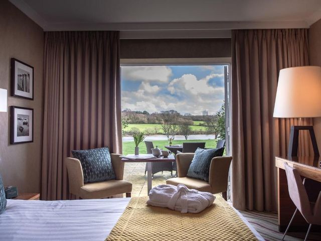 Lakeside Park Hotel & Spa — 4.5 km away from Isle of Wight Festival