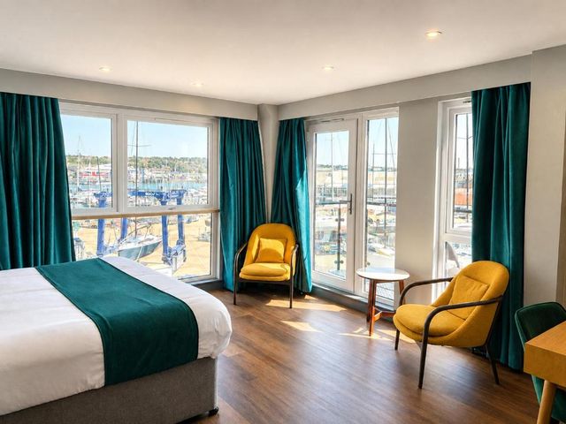 Pinnacle Suites Hotel — 6.1 km away from Isle of Wight Festival