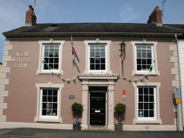 The New White Lion — 19.8 km away from Dan yr Ogof Caves Brecon Beacons