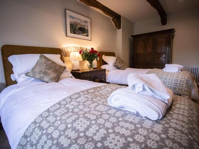 Y Castell — 18 km away from Dan yr Ogof Caves Brecon Beacons