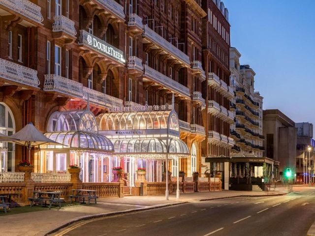 DoubleTree By Hilton Brighton Metropole — 600 m away from The Lanes Brighton