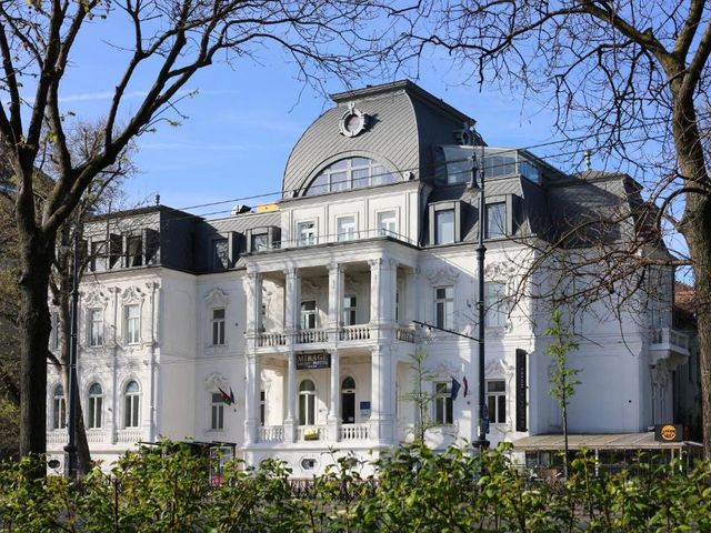 Mirage Medic Hotel — 700 m away from Szechenyi Baths