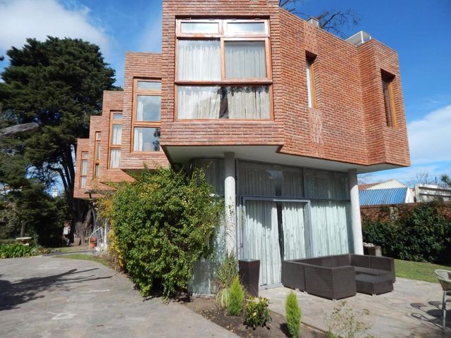 Hotel Aeropuerto Ezeiza Casa de MR — 6.3 km from the airport