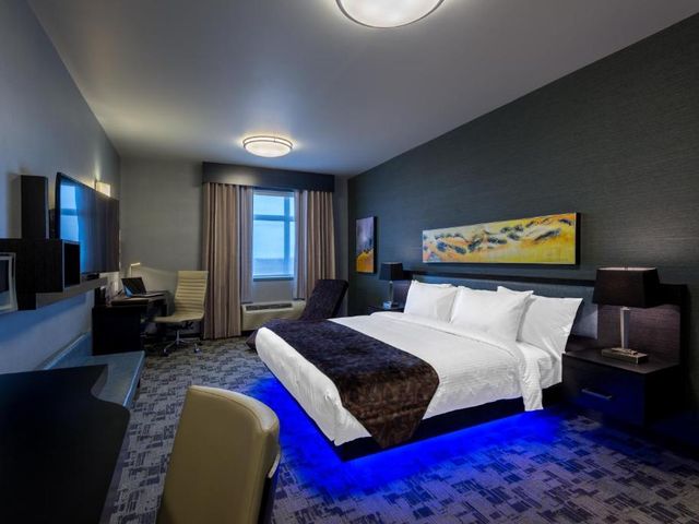 Applause Hotel Calgary Airport by CLIQUE — 1.5 km from the airport