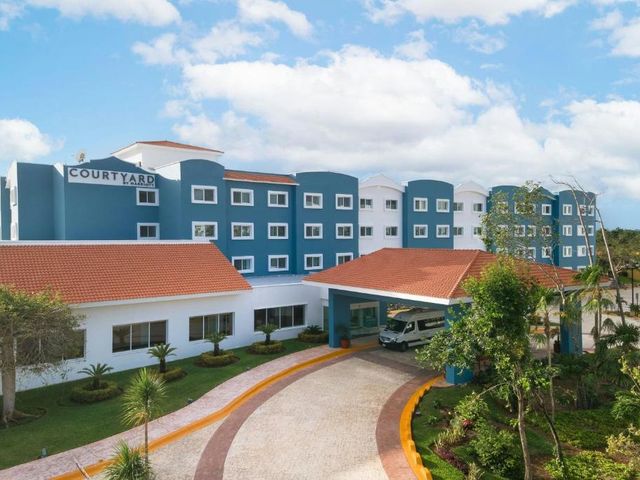 Courtyard by Marriott Cancun Airport — 1.4 km away from Universidad Anahuac Cancun