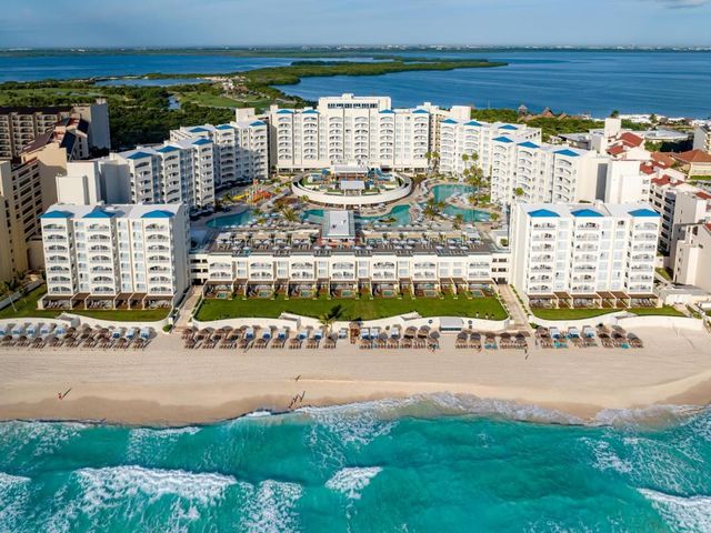 Hilton Cancun Mar Caribe All-Inclusive Resort — 1.3 km away from El Rey Archaeological Zone