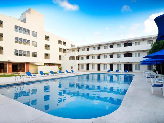 Hotel Bonampak — 1.5 km away from Hospiten Cancun