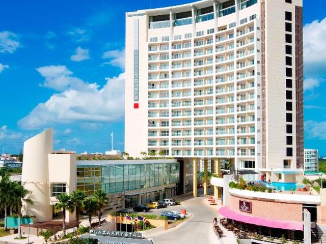 Krystal Urban Cancun & Beach Club — 1.3 km away from Hospiten Cancun