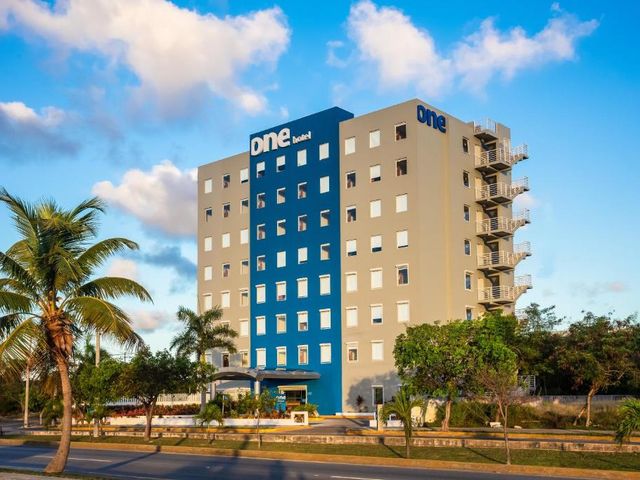 One Cancun Centro — 600 m away from Hospiten Cancun